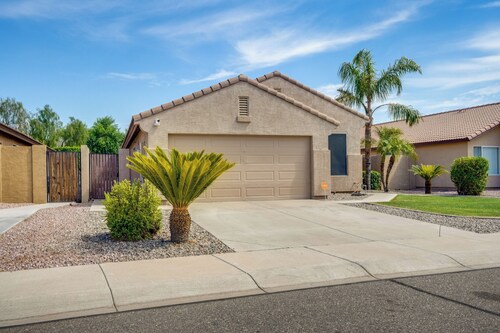 Bright Peoria Home w/ Gas Grill & Fire Pit!