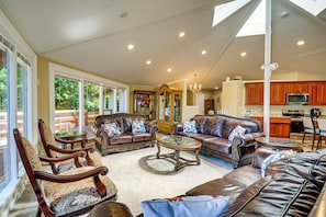 Living area - Charming Poulsbo Retreat: Hood Canal Views! (Poulsbo)