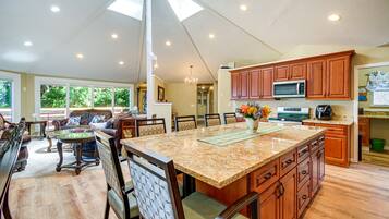 House (4 Bedrooms) | Private kitchen | High chair, paper towels