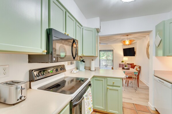 Interior - Gulf Breeze Escape w/ Patio + Community Pool! (Gulf Breeze)