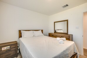 3 عدّة غرف نوم ومكواة/لوح كي وملاءات أسرّة