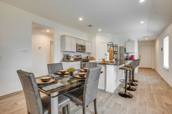 Dining - Bright Spring Vacation Rental w/ Yard & Patio! (Spring)