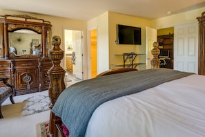 House (4 Bedrooms) | 4 bedrooms, laptop workspace, iron/ironing board, bed sheets - Kirkland Vacation Rental ~ 2 Mi to Lake Washington (Kirkland)