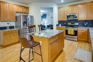 House (4 Bedrooms) | Private kitchen | Microwave, oven, stovetop, dishwasher - Kirkland Vacation Rental ~ 2 Mi to Lake Washington (Kirkland)