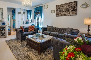 Living area - Kirkland Vacation Rental ~ 2 Mi to Lake Washington (Kirkland)