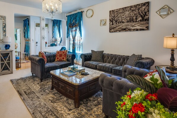 منزل (4 Bedrooms) | منطقة المعيشة | مدفأة