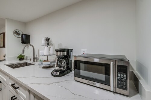 15 Mi to The White House! Modern Apt w/ Deck