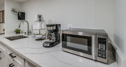 15 Mi to The White House! Modern Apt w/ Deck