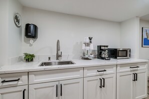 Interior - 15 Mi to The White House! Modern Apt w/ Deck (Springfield)