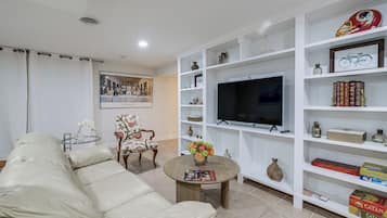 Apartment (2 Bedrooms) | Front of property