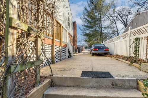 15 Mi to The White House! Modern Apt w/ Deck