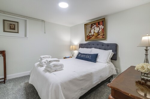 15 Mi to The White House! Modern Apt w/ Deck