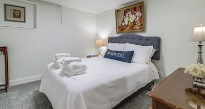 15 Mi to The White House! Modern Apt w/ Deck