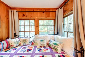 2 bedrooms, desk, laptop workspace, iron/ironing board - Highlands Vacation Rental - Walk to Mirror Lake! (Highlands)