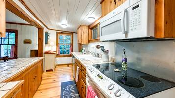 Cookware/dishes/utensils, paper towels