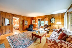 Fireplace, DVD player, books - Highlands Vacation Rental - Walk to Mirror Lake! (Highlands)