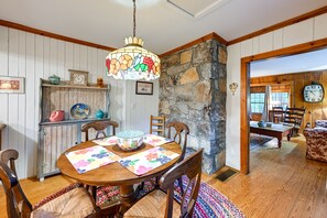 Dining - Highlands Vacation Rental - Walk to Mirror Lake! (Highlands)