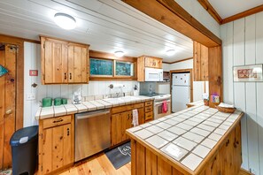 Cookware/dishes/utensils, paper towels - Highlands Vacation Rental - Walk to Mirror Lake! (Highlands)