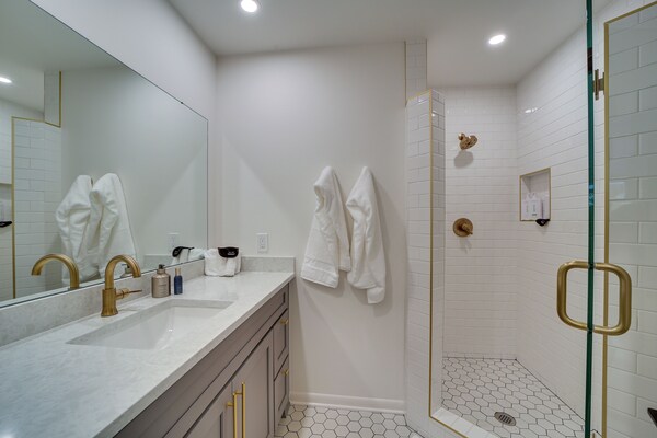 Well-appointed Tulsa Home W/ Fire Pit & Patio! - Tulsa Zoo, Tulsa