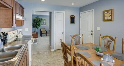 Comfortable Milwaukee Abode ~ 10 Mi to Downtown!