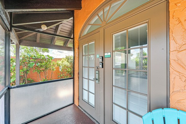 Interior - Screened Patio & Resort Amenities at Naples Studio (Naples)