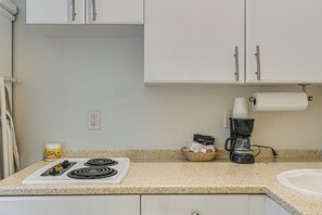 Interior - Screened Patio & Resort Amenities at Naples Studio (Naples)