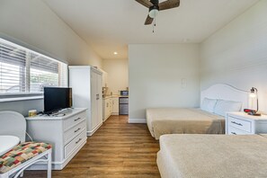 Interior - Screened Patio & Resort Amenities at Naples Studio (Naples)