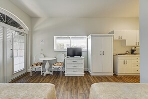 Apartment (0 Bedroom) | Interior - Screened Patio & Resort Amenities at Naples Studio (Naples)