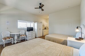 Front of property - Screened Patio & Resort Amenities at Naples Studio (Naples)