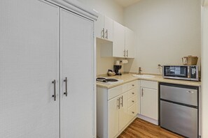 Apartment (0 Bedroom) | Interior - Screened Patio & Resort Amenities at Naples Studio (Naples)