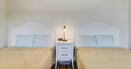 Naples Studio w/ Screened Patio & Resort Amenities