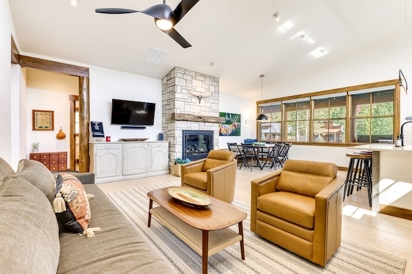 Ferienhaus (4 Bedrooms) | Wohnbereich | Fernseher, Kamin