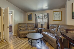 Cottage (2 Bedrooms) | Interior - < 1 Mi to Big Bear Lake: Fawnskin Cottage w/ Grill (Fawnskin)