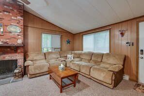 Fireplace, video-game console - 'sasquatch Inn' Albrightsville Cottage With Deck (Albrightsville)