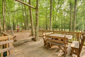 Outdoor dining - 'sasquatch Inn' Albrightsville Cottage With Deck (Albrightsville)