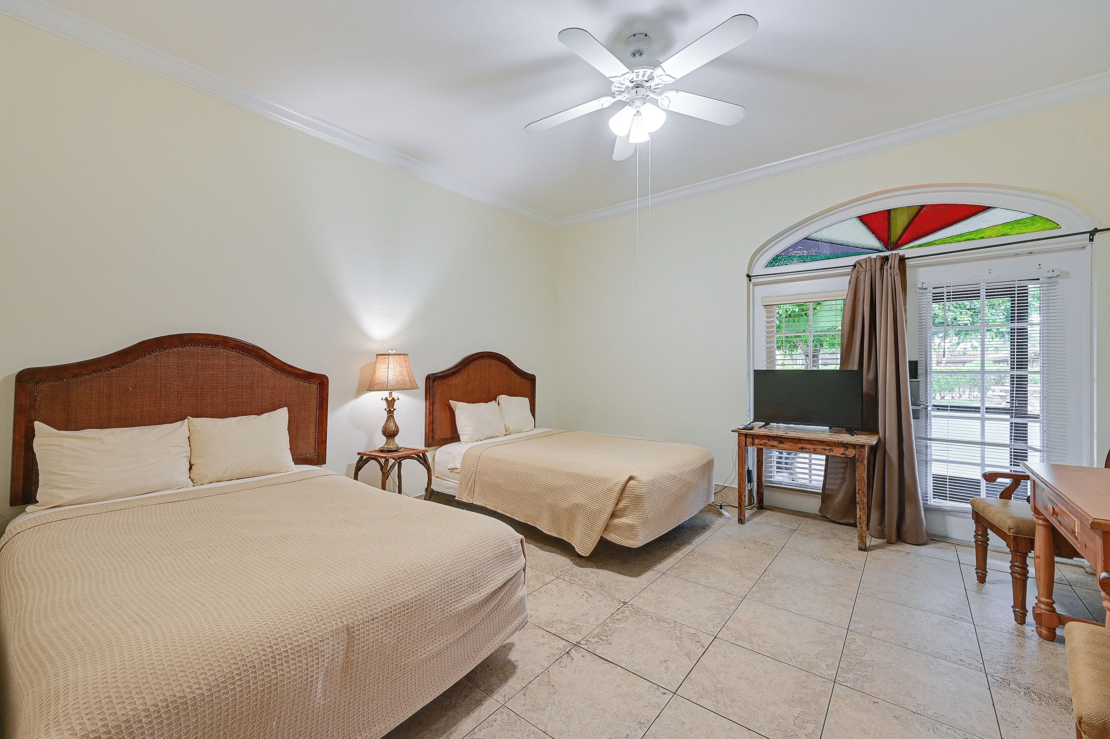 Iron/ironing board, bed sheets