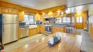 Microwave, oven, stovetop, dishwasher - Big Bear Lake Vacation Rental w/ Hot Tub & Deck! (Big Bear Lake)