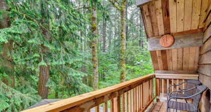 Peaceful Mt. Hood Cabin w/ Hot Tub & Fire Pit!