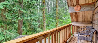 Peaceful Mt. Hood Cabin w/ Hot Tub & Fire Pit!