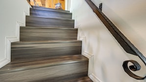Un escalier avec des marches en bois et une rampe métallique.