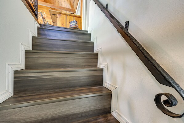 Eine Treppe mit Holzstufen und einem Metallgeländer.