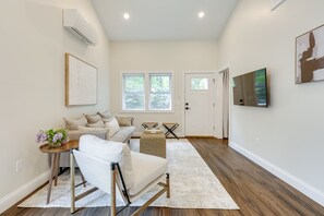 TV - Jamestown Cottage Near Newport Historic District! (Jamestown)