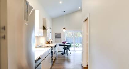 Jamestown Cottage Near Newport Historic District!