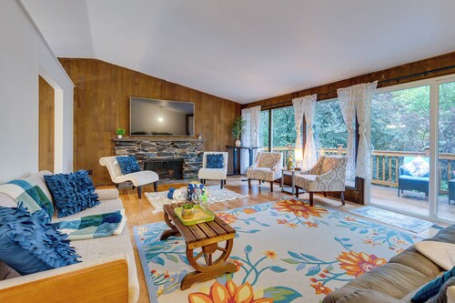 Expansive Lake Forest Park Home w/ Private Deck!