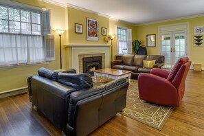 House (2 Bedrooms) | Living area