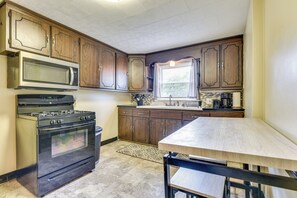 House (2 Bedrooms) | Interior - Quiet Cheektowaga Retreat: 23 Mi to Niagara Falls! (Buffalo)
