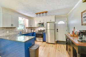 Casa (3 Bedrooms) | Cuina privada | Microones, forn, placa de cuina i rentaplats 