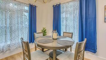 House (5 Bedrooms) | Interior