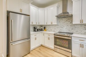 House (5 Bedrooms) | Private kitchen | Microwave, oven, stovetop, dishwasher