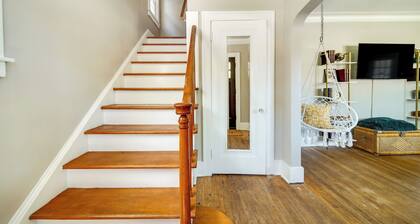 Historic Detroit Bungalow: Pet & Family Friendly